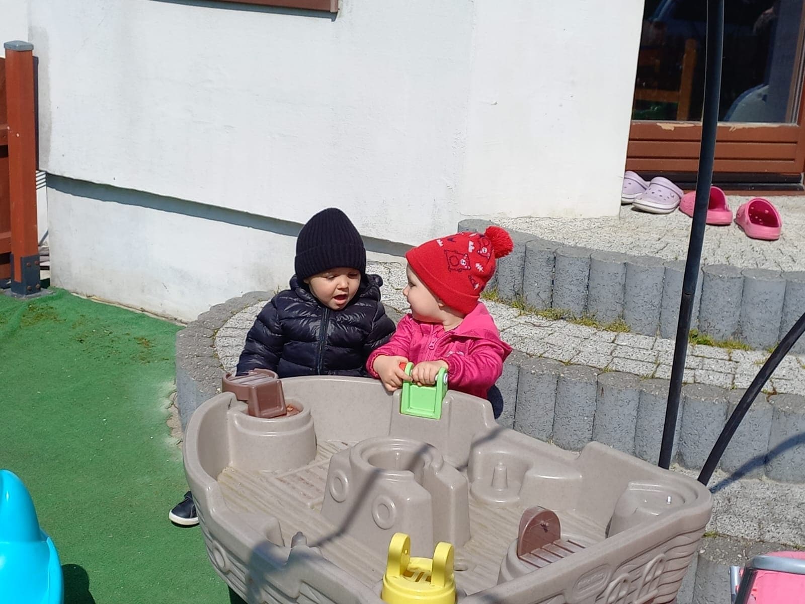 Dzieci podczas zajęć w klubiku