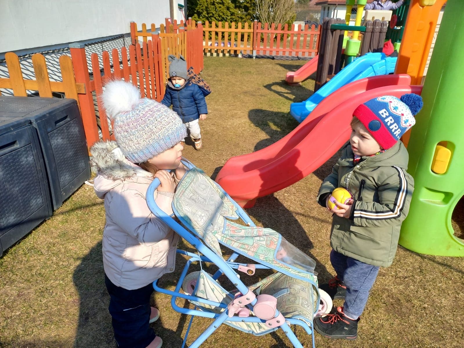 Dzieci podczas zajęć w klubiku