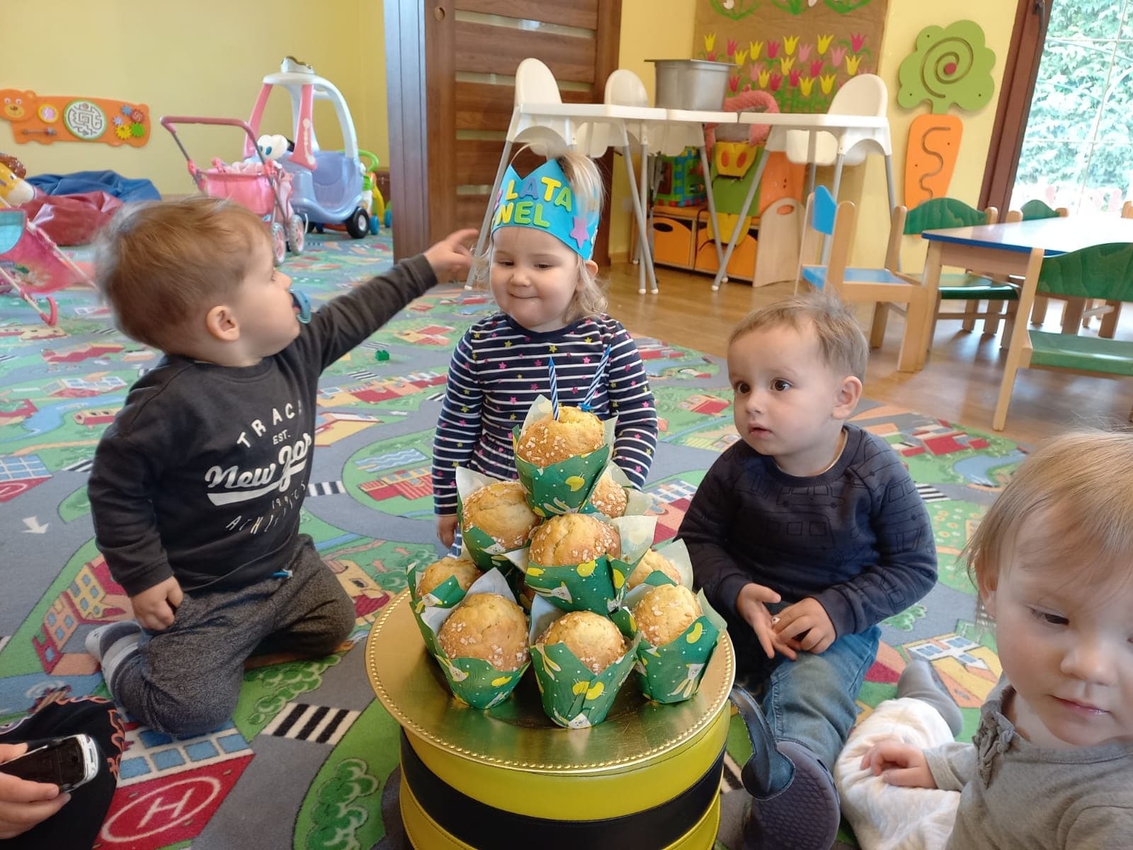 Dzieci podczas zajęć w klubiku