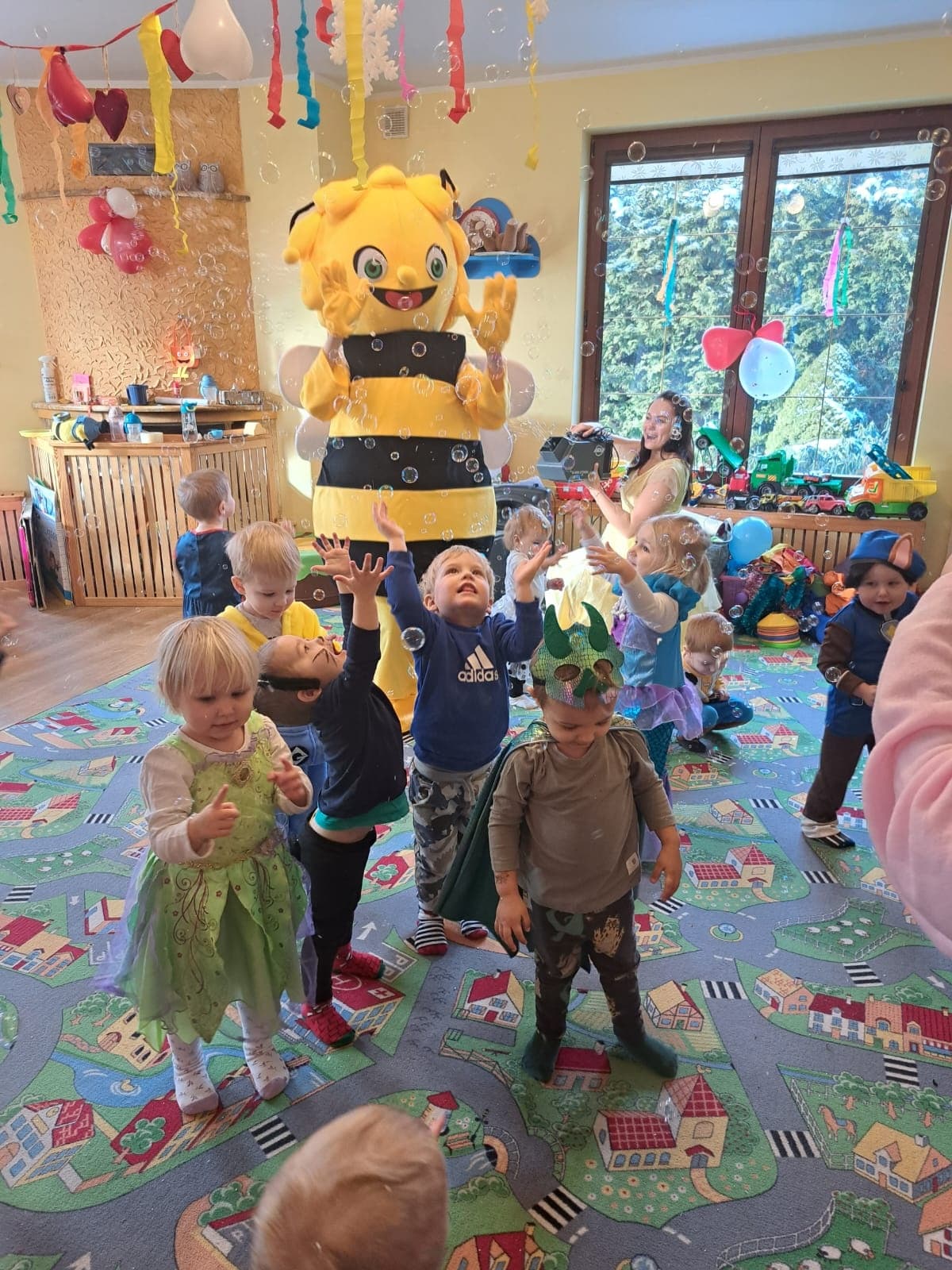 Dzieci podczas zajęć w klubiku