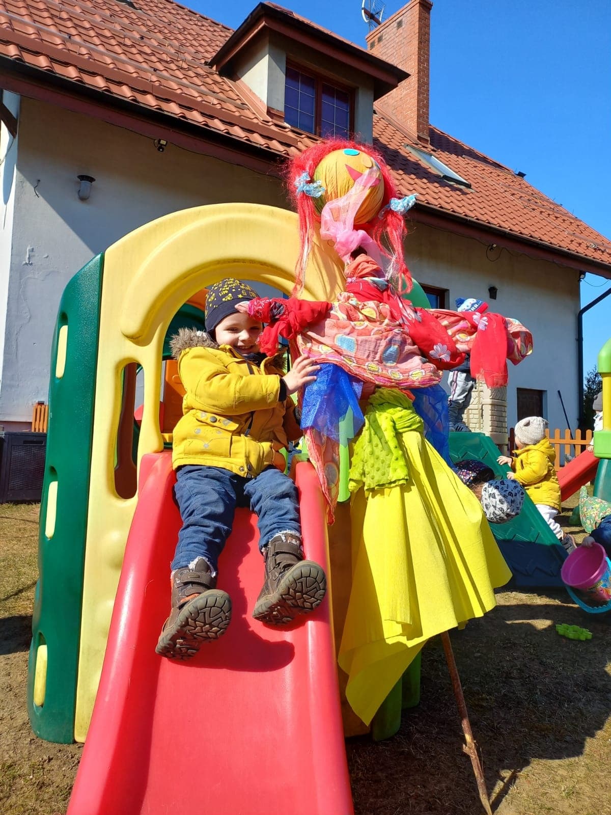 Dzieci podczas zajęć w klubiku