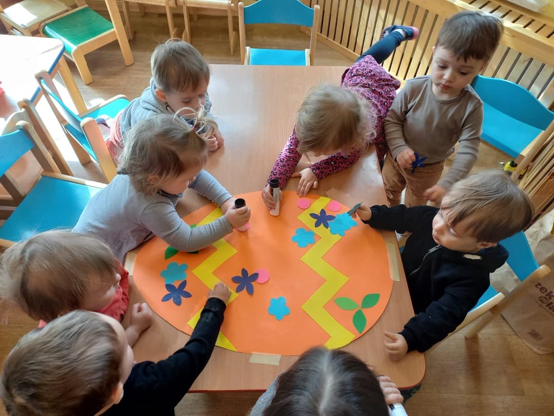 Terapeutka pracująca z dzieckiem w przyjaznej atmosferze